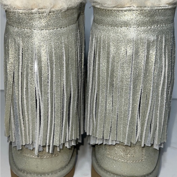 UGG Short Fringe Silver Glitter Boots Size 9 Excellent preowned condition - Picture 2 of 5